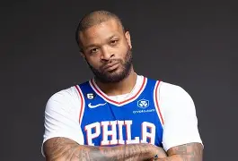 刚刚！费城76人关键时刻迎来里程碑集结日阿斯顿维拉队长鼓劲，阿斯顿维拉赛前篮板制胜